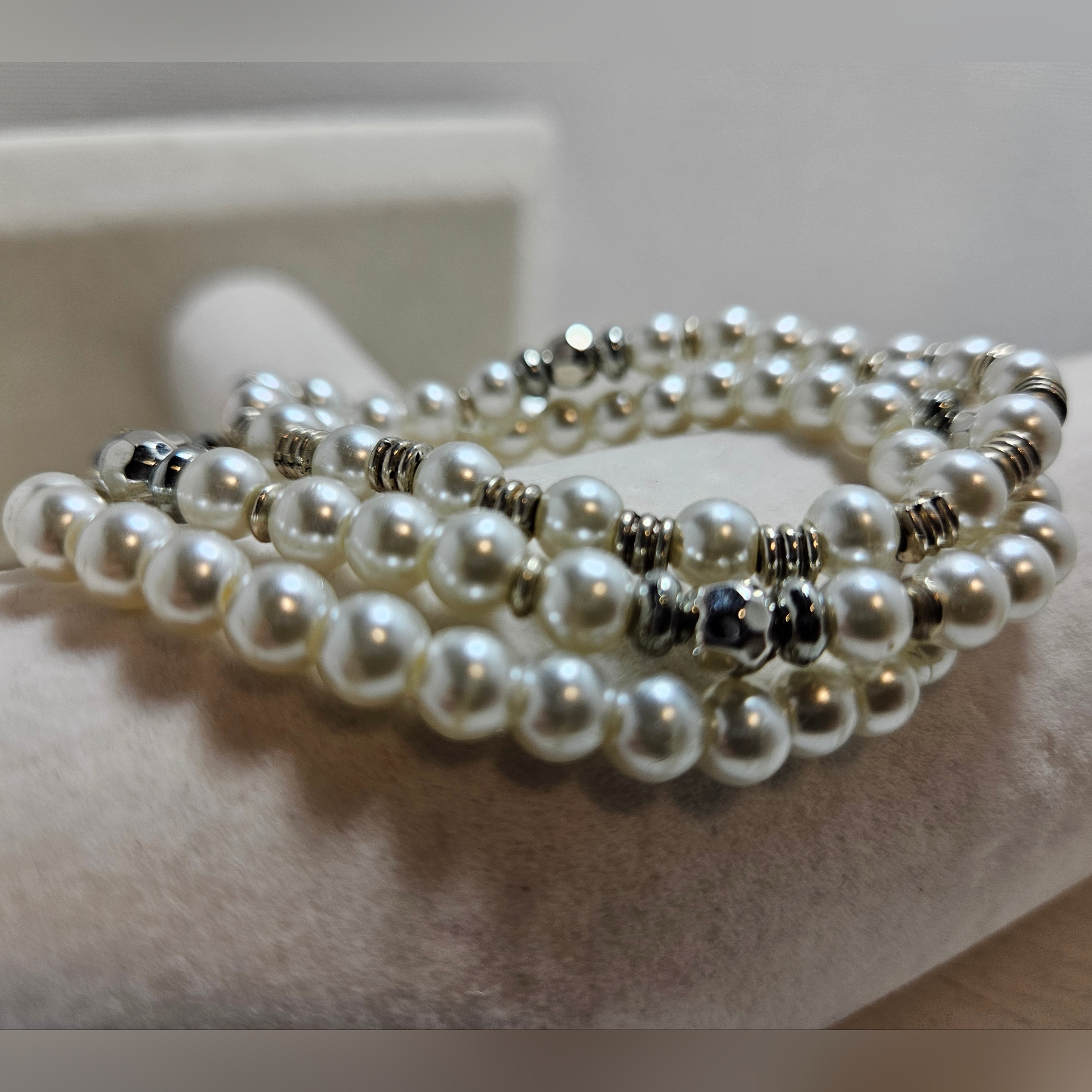 Elegant Pearlesque And Silver Charm Bracelet Nwot Bridemaids Gift